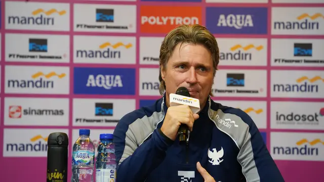 Pelatih Timnas Indonesia Putri U-16, Timo Scheunemann menjalani sesi konferensi pers jelang ASEAN U-16 Women's Championship 2025 di Solo, Jawa Tengah, Selasa (19/8/2025). (Dok. PSSI).