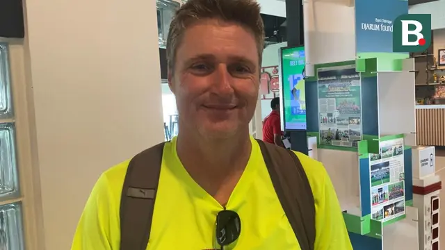 Timo Scheunemann, Pelatih kepala Milk Life Soccer Challenge sekaligus pencari bakat untuk menyeleksi 24 pemain yang akan berkompetisi di JSSL Singapore Professional Academy 7's di Singapura pada April 2025. (Bola.com/Benediktus Gerendo Pradigdo)