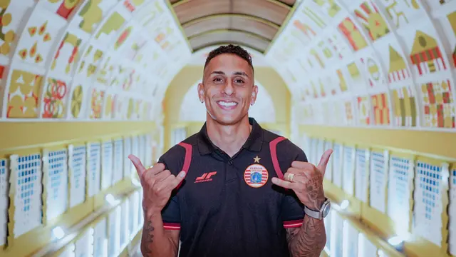 Pemain baru Persija Jakarta, Bruno Tubarao, berpose di Blok M, Jakarta. Setelah menghabiskan karier sepak bolanya di Brasil, kini Bruno Tubarao akan membuka lembaran baru bersama Macan Kemayoran. (Dok Persija)