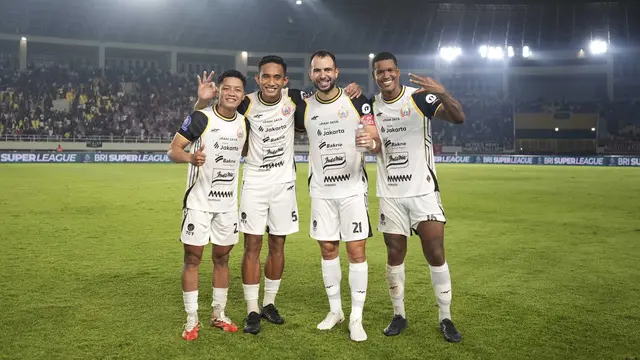 Rio Fahmi, Rizky Ridho, Jordi Amat, Alan Cardoso beraksi bersama Persija Jakarta saat bertamu ke markas Persis Solo di Stadion Manahan, Solo, Sabtu (16/8/2025). (Dok. Persija).