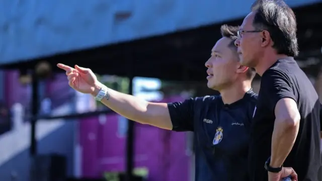 Ong Kim Swee, pelatih Persik Kediri. (Bola.com/Gatot Sumitro)