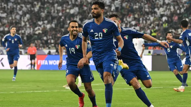 Penyerang Kuwait #20, Yousef Nasser, merayakan gol pertama timnya dalam pertandingan kualifikasi Piala Dunia 2026 zona Asia Grup B antara Irak dan Kuwait di Stadion Internasional Basra pada 20 Maret 2025. (Hussein FALEH/AFP)