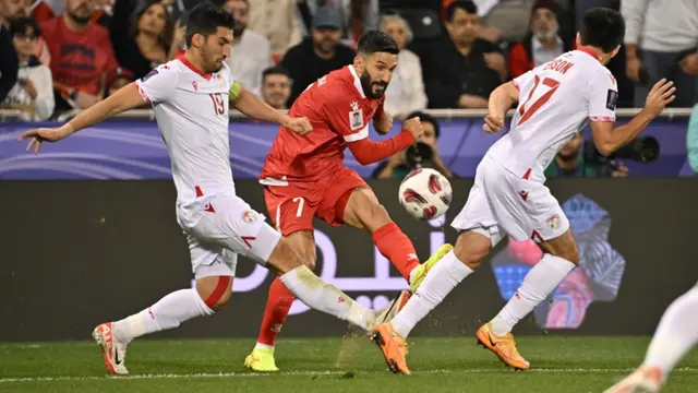 Penyerang Lebanon #07, Hassan Maatouk, mengoper bola saat dijaga oleh bek Tajikistan #19 Akhtam Nazarov dalam pertandingan Grup A Piala Asia AFC Qatar 2023 antara Tajikistan dan Lebanon di Stadion Jassim bin Hamad, Doha, pada 22 Januari 2024. (HECTOR RETAMAL/AFP)