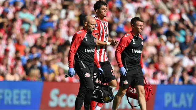 Bek Sunderland asal Belanda #23, Jenson Seelt, dibantu keluar lapangan setelah mengalami cedera dalam pertandingan English Premier League antara Sunderland dan West Ham United di Stadium of Light, Sunderland, Inggris timur laut, pada 16 Agustus 2025. (ANDY BUCHANAN/AFP)