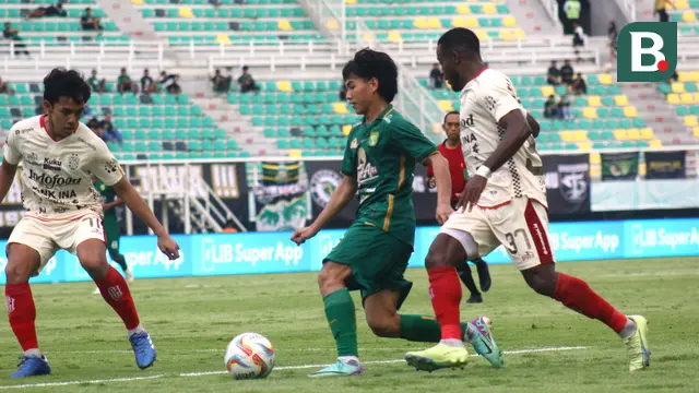 Gelandang Persebaya Surabaya, Muhammad Iqbal, dibayangi dua pemain Bali United, Lutfhi Kamal dan Privat Mbarga, dalam laga pekan ke-33 BRI Liga 1 2023/2024 di Stadion Gelora Bung Tomo, Surabaya, Rabu (24/4/2024) sore WIB. (Bola.com/Aditya Wany)