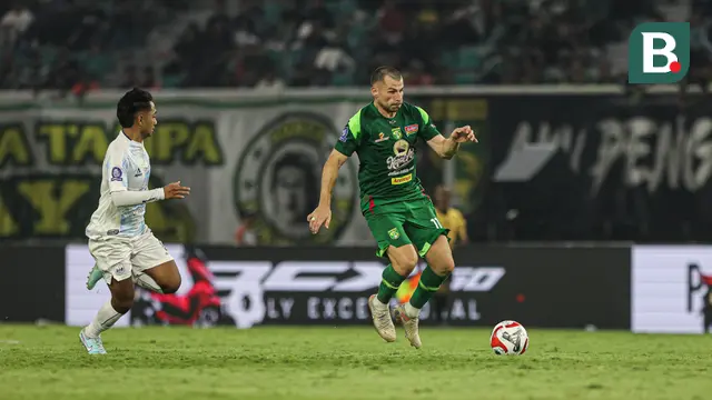 Aksi pemain Persebaya Surabaya, Mihailo Perovic saat bertanding melawan PSIM Yogyakarta pada BRI Super League 2025/2026 di Stadion Gelora Bung Tomo, Surabaya, Jumat (8/8/2025). (Bola.com/Abdul Aziz) 
