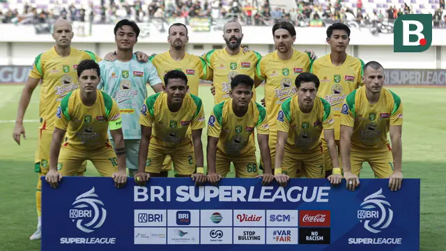 Foto tim Persebaya Surabaya sebelum berhadapan dengan Persita Tangerang pada pekan kedua BRI Super League 2025/2026 di Indomilk Arena, Sabtu (16/8/2025). (Bola.com/ Abdul Aziz)