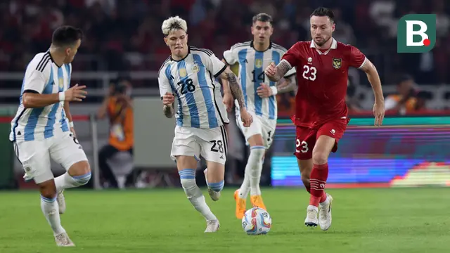 Pemain Argentina, Alejandro Garnacho (kiri) berebut bola dengan pemain Timnas Indonesia, Marc Klok pada laga FIFA Matchday di Stadion Utama Gelora Bung Karno (SUGBK), Senayan, Jakarta, Senin (19/06/2023). (Bola.com/Bagaskara Lazuardi)