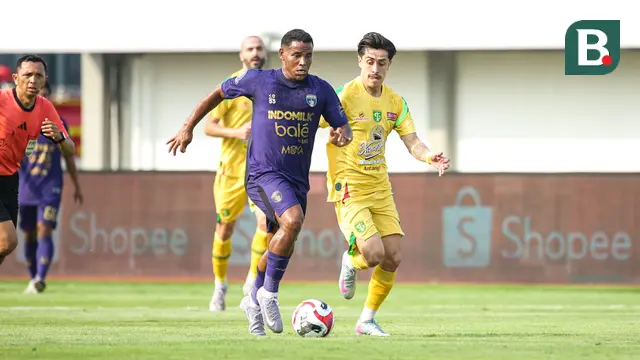 Pemain Persita Tangerang, Eber Bessa, berlari dari kejaran pemain Persebaya Surabaya, Francisco Rivera, pada pekan kedua BRI Super League 2025/2026 di Indomilk Arena, Sabtu (16/8/2025). (Bola.com/ Abdul Aziz)