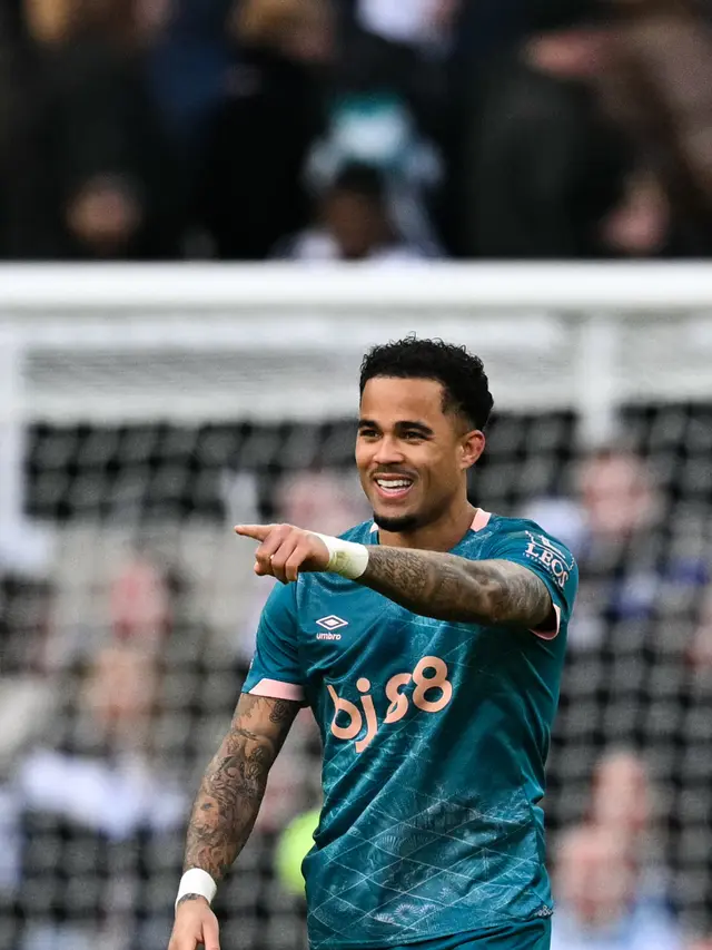 Pemain Bournemouth, Justin Kluivert, menampilkan performa impresif saat melawan Newcastle United dalam lanjutan Liga Inggris 2024/2025, Sabtu (18/1/2025). (Oli SCARFF / AFP)