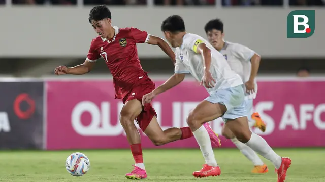 Pemain Timnas Indonesia U-23, Rafael William Struick menguasai bola saat melawan Chinese Taipei U-23 dalam pertandingan Grup K Kualifikasi Piala Asia U-23 2024 di Stadion Manahan, Solo, Sabtu (9/9/2023). (Bola.com/Arief Bagus)