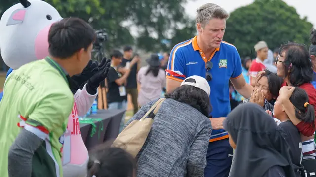 Kepala Pelatih MilkLife Soccer Challenge, Timo Scheunemann, memberikan semangat dan motivasi bagi tim yang belum meraih gelar juara untuk terus berlatih dan mengasah kemampuan si kulit bundar di lapangan hijau. (dok. MilkLife Soccer Challenge)