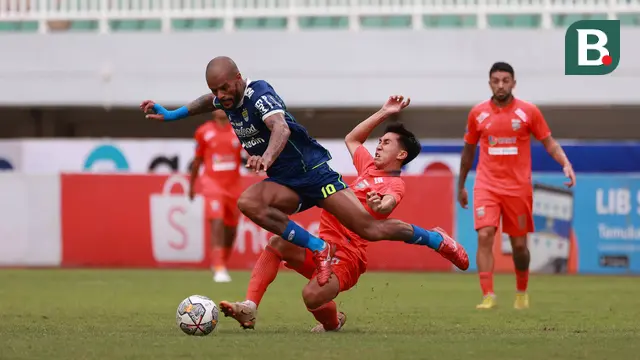 Pemain Persib Bandung, David da Silva (kiri) berusaha mengontrol bola dibayangi pemain Borneo FC, M Taufany Muslihuddin dalam pertandingan lanjutan BRI Liga 1 2022/2023 yang berlangsung di Stadion Pakansari, Bogor, Kamis (26/1/2023). (Bola.com/Ikhwan Yanuar)