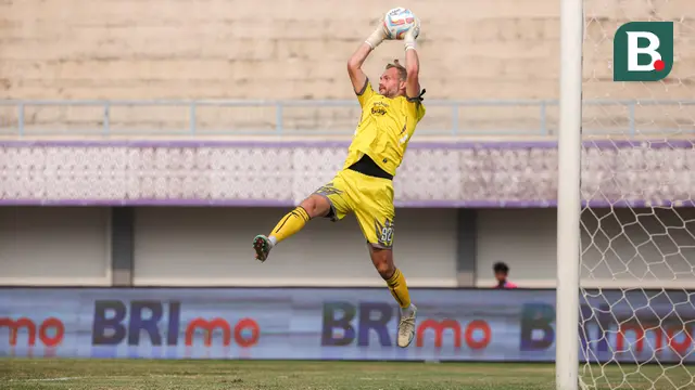 Kiper Dewa United, Sonny Stevens menangkap bola pada laga lanjutan BRI Liga 1 2023/2024 antara Dewa United melawan Persebaya Surabaya di Indomilk Arena, Tangerang, Sabtu (30/09/2023). (Bola.com/Bagaskara Lazuardi)