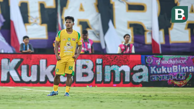 Pemain Persebaya Surabaya, Toni Firmansyah saat bermain di pada pekan kedua BRI Super League 2025/2026 di Indomilk Arena, Sabtu (16/8/2025). (Bola.com/ Abdul Aziz)