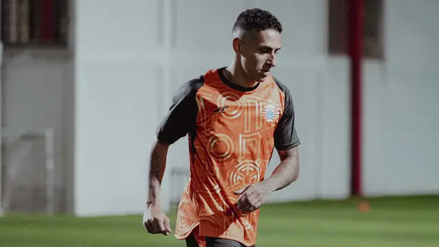 Winger Persija Jakarta, Bruno Tubarao berlatih di Sawangan, Jawa Barat, Senin (20/8/2025). (Dok. Persija).