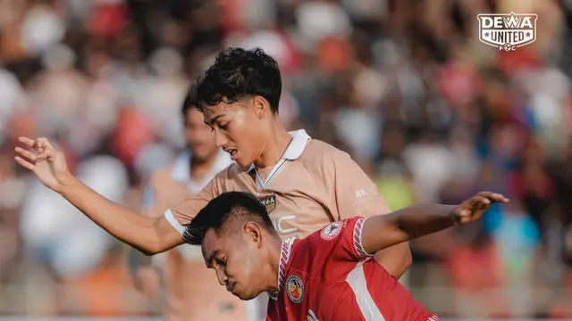 Aksi striker Dewa United, Rafael Struick saat menghadapi Semen Padang dalam laga pekan kedua BRI Super League 2025/2026 di Stadion H. Agus Salim, Padang, Jumat (15/8/2025). (Dok. Dewa United).