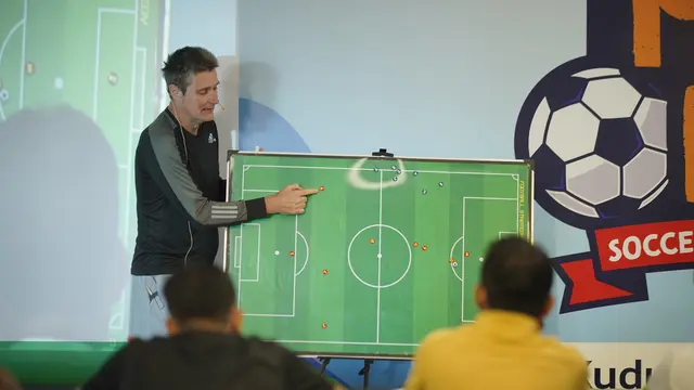 Coach Timo Scheunemann, pelatih berlisensi UEFA A, berbagi pangalaman dan materi sepak bola kepada ratusan guru dalam coaching clinic di Supersoccer Arena, Rendeng, Kudus, Jawa Tengah, Sabtu (22/7/2023). Mater itu antara lain seputar penguasaan bola atau ball mastery, dribbling, passing, taktik menyerang dan bertahan, hingga program latihan sesuai standar sekolah sepak bola atau SSB. (foto: istimewa)