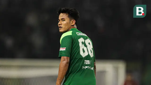 Pemain Persebaya Surabaya, Toni Firmansyah saat timnya bertanding melawan PSIM Yogyakarta pada BRI Super League 2025/2026 di Stadion Gelora Bung Tomo, Surabaya, Jumat (8/8/2025). (Bola.com/Abdul Aziz)