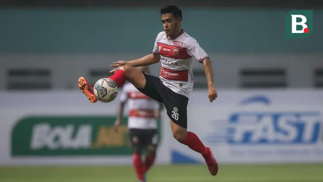 Pemain Madura United, Novan Setya Sasongko berusaha mengontrol bola saat melawan PSIS Semarang dalam laga pekan ke-5 BRI Liga 1 2021/2022 di Stadion Wibawa Mukti, Cikarang, Rabu (29/09/2021). (Bola.com/Bagaskara Lazuardi)