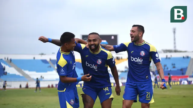 Striker Arema FC, Dalberto Luan (tengah) merayakan gol bersama rekan-rekannya setelah membobol gawang Bhayangkara FC pada pekan 3 BRI Super League 2025/2026 di Stadion Kanjuruhan, Jumat (22/8/2025). (Bola.com/Iwan Setiawan)