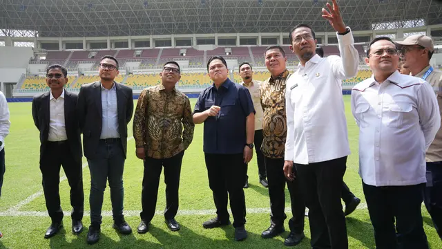 Erick Thohir mengunjungi Banten International Stadium didampingi oleh Gubernur Banten, Andra Soni, Jumat (22/8/2025). (Bola.com/Dok. PSSI)