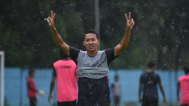 Pemain senior Arema, Dendi Santoso, akui situasi tim Singo Edan lebih kompak saat Ramadan. (Bola.com/Iwan Setiawan)