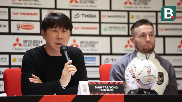 Pelatih Timnas Indonesia, Shin Tae-yong dan Marc Klok usai pertandingan kontra Thailand di SUGBK hari Kamis (29/12/2022) di ajang Piala AFF 2022. (Bagaskara Lazuardi/Bola.com)