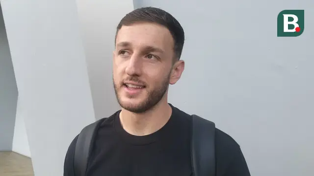 Kiper baru Persib Bandung, Adam Przybek, berbicara kepada awak media, Kamis (21/8/2025) sore WIB. (Bola.com/Erwin Snaz)