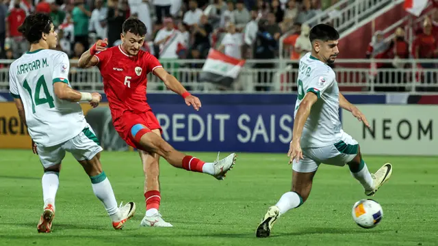 Pemain Timnas Indonesia U-23, Ivar Jenner (tengah) melepaskan tendangan di antara dua pemain Irak U-23 yang menghasilkan gol ke gawang Irak pada laga perebutan tempat ketiga Piala Asia U-23 2024 di Abdullah bin Khalifa Stadium, Doha, Qatar, Kamis (2/5/2024). (AFP/Karim Jaafar)