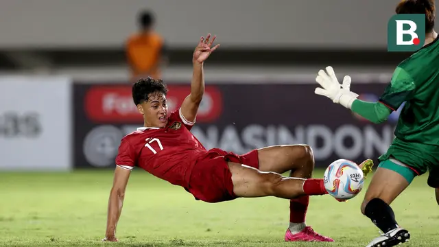 Pemain Timnas Indonesia U-23, Rafael William Struick (kiri), berusaha merebut bola setelah tendangan penaltinya digagalkan kiper Chinese Taipei U-23, Chang Hsiang-Chun, dalam pertandingan Grup K Kualifikasi Piala Asia U-23 2024 di Stadion Manahan, Solo, Sabtu (9/9/2023). (Bola.com/Arief Bagus Prasetiyo)