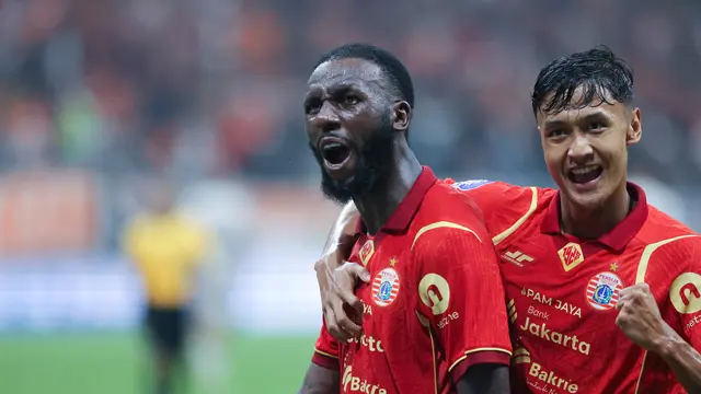 Pemain Persija Jakarta, Allano Lima dan Donny Tri Pamungkas melakukan selebrasi ketika melawan Persita Tangerang pada pekan perdana BRI Super League 2025/2026 di Jakarta International Stadium, Minggu (10/8/2025). (Bola.com/M. Iqbal Ichsan)
