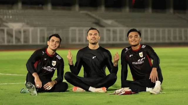 Emil Audero Pamer Potret Latihan di Jakarta Jelang Laga Timnas Indonesia Vs Bahrain. Ia juga berfoto bersama Nadeo Argawinata dan Ernando Ari Sutaryadi. (Dok: IG @emil_audero https://www.instagram.com/p/DHiJWZWJ9WY/?utm_source=ig_web_copy_link&igsh=MzRlODBiNWFlZA==)