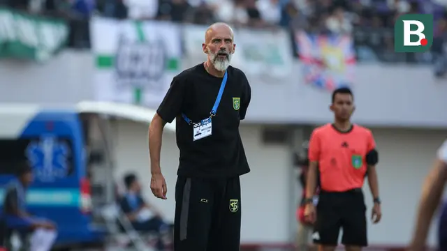 Pelatih Persebaya Surabaya, Eduardo Perez pada pertandingan melawan Persita Tangerang pada pekan kedua BRI Super League 2025/2026 di Indomilk Arena, Sabtu (16/8/2025). (Bola.com/ Abdul Aziz)