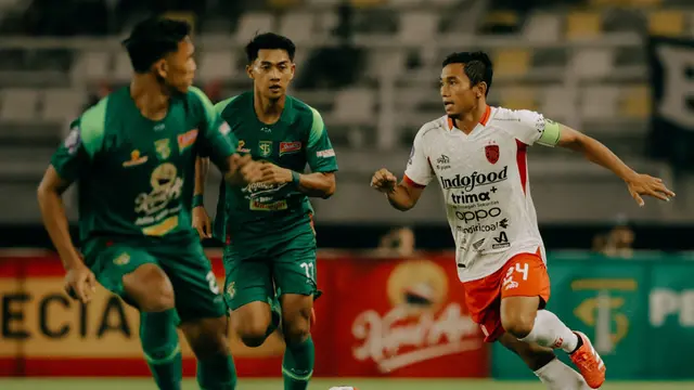 Aksi Ricky Fajrin pada laga Persebaya Surabaya vs Bali United di pekan ke-3 BRI Super League 2025/2026 - Dok. Bali United/@BaliUtd