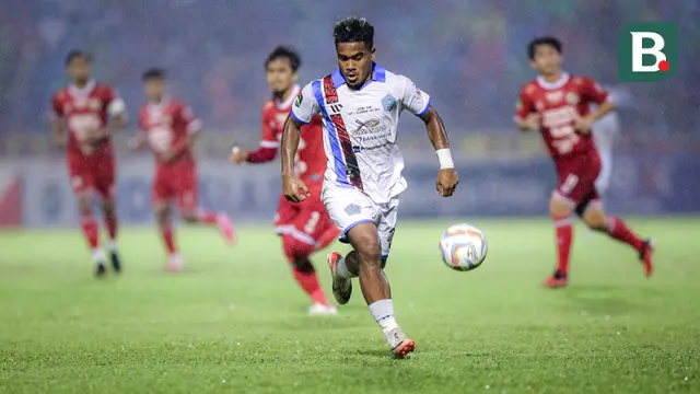 Pemain PSBS Biak, Muhammad Tahir menguasai bola saat menghadapi Semen Padang pada laga leg kedua final Pegadaian Liga 2 2023/2024 di Stadion GOR Haji Agus Salim, Padang, Sabtu (9/3/2024). (Bola.com/Bagaskara Lazuardi)