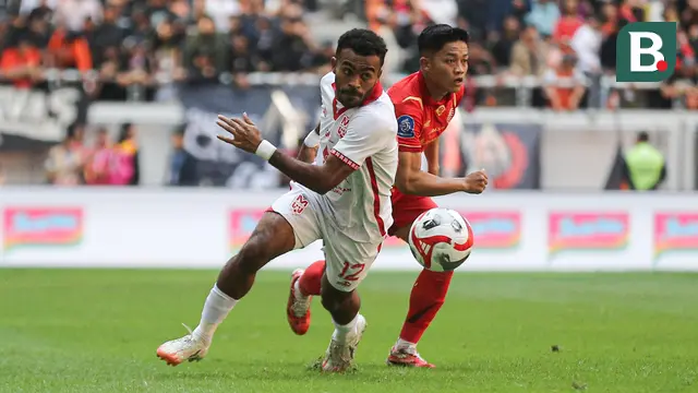 Pertandingan antara Yakob Sayuri dari Malut United dan Rio Fahmi dari Persija Jakarta berlangsung dalam laga pekan ketiga BRI Super League 2025/2026 di Jakarta International Stadium pada Sabtu sore, 23 Agustus 2025.
