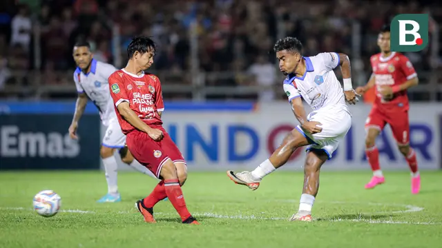 Pemain PSBS Biak, Muhammad Tahir (kanan) melepaskan tendangan ke gawang Semen Padang pada laga leg kedua final Pegadaian Liga 2 2023/2024 di Stadion GOR Haji Agus Salim, Padang, Sabtu (9/3/2024). (Bola.com/Bagaskara Lazuardi)
