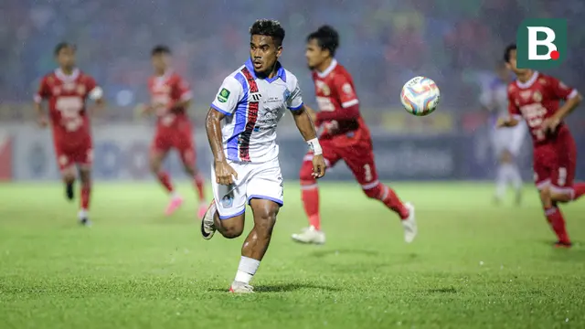 Pemain PSBS Biak, Muhammad Tahir menguasai bola saat menghadapi Semen Padang pada laga leg kedua final Pegadaian Liga 2 2023/2024 di Stadion GOR Haji Agus Salim, Padang, Sabtu (9/3/2024). (Bola.com/Bagaskara Lazuardi)