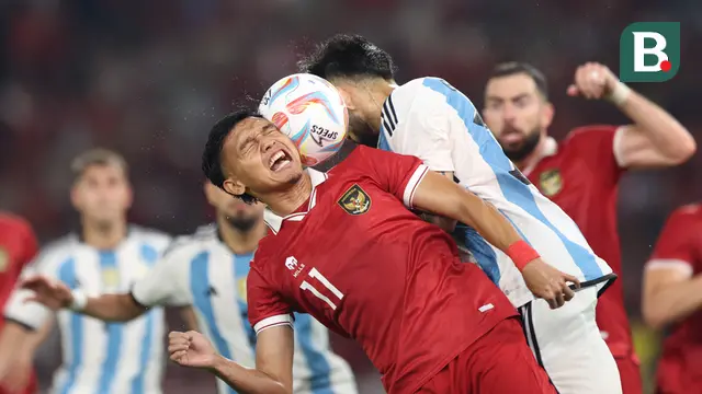 Pemain Timnas Indonesia, Dendy Sulistyawan (kiri) berberebut bola dengan pemain Timnas Argentina dalam pertandingan FIFA Matchday 2023 di Stadion Utama Gelora Bung Karno, Jakarta, Senin (19/6/2023). (Bola.com/Bagaskara Lazuardi)