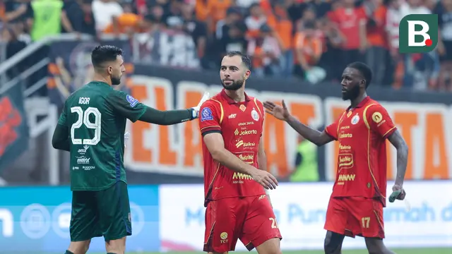 Pemain Persija Jakarta, Jordi Amat (tengah) usai pertandingan melawan Persita Tangerang pada pekan perdana BRI Super League 2025/2026 di Jakarta International Stadium, Minggu (10/8/2025). (Bola.com/M. Iqbal Ichsan)