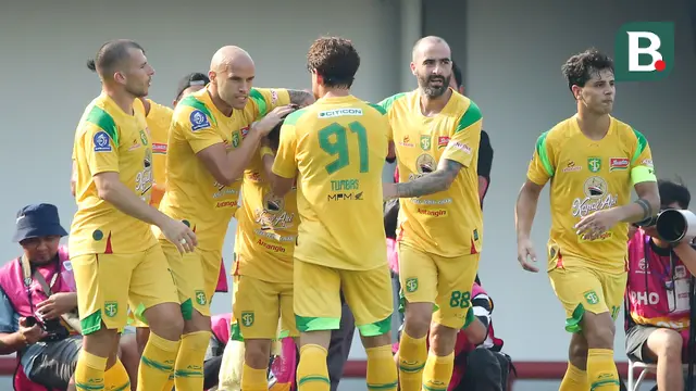 Pemain Persebaya Surabaya merayakan gol yag dicetak oleh Francisco Rivera ke gawang Persita Tangerang dalam laga pekan kedua BRI Super League 2025/2026 di Indomilk Arena, Tangerang, Sabtu (16/8/2025) sore WIB. (Bola.com/Abdul Aziz)