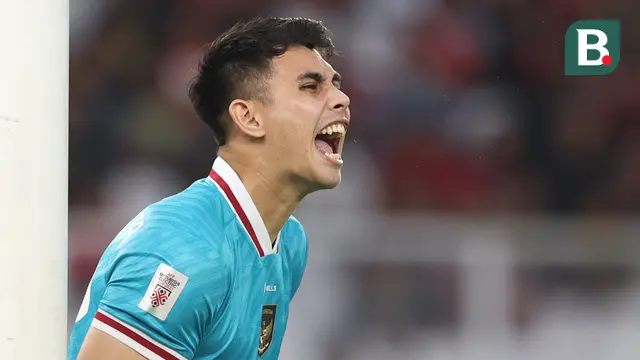 Kiper Timnas Indonesia, Nadeo Argawinata memberikan instruksi ke rekannya saat laga Grup A Piala AFF 2022 antara Timnas Indonesia melawan Timnas Kamboja yang berlangsung di Stadion Utama Gelora Bung Karno (SUGBK), Jakarta, Jumat (23/12/2022). (Bola.com/Bagaskara Lazuardi)