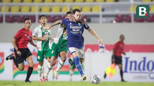 Persib langsung tancap gas untuk mencetak gol balasan di awal babak kedua. Lini tengah Persib yang di motori Marc Klok langsung mambuat pertahanan PSS Sleman bekerja keras menangkal serangan Maung Bandung. (Bola.com/Bagaskara Lazuardi)