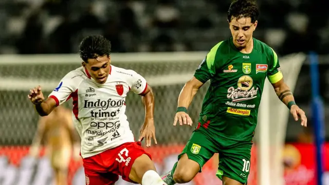 Pertandingan Persebaya Surabaya vs Bali United di Stadion Gelora Bung Tomo, Surabaya, Sabtu (23-8-2025). (Dok X @persebayaupdate)