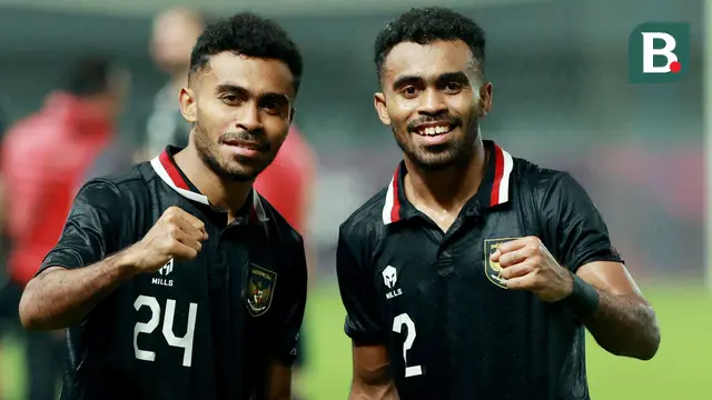 Pemain Timnas Indonesia, Yance Sayuri dan Yakob Sayuri, foto bersama setelah melawan Burundi pada pertandingan kedua FIFA Matchday di Stadion Patriot Candrabhaga, Bekasi, Selasa (28/3/2023). Kedua tim bermain imbang 2-2. (Bola.com/M Iqbal Ichsan)