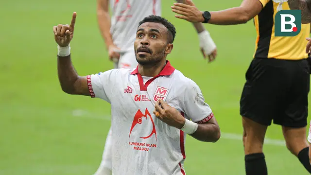 Bek kiri Malut United, Yance Sayuri, mencetak gol spektakuler dari luar kotak penalti ke gawang Persija Jakarta dalam laga pekan ketiga BRI Super League 2025/2026 di Jakarta International Stadium (JIS), Sabtu (23/8/2025). (Bola.com/Abdul Aziz)