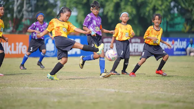 Partai final KU 10 MilkLife Soccer Challenge Surabaya Seri 1 2025/2026 mempertemukan SDN Kalirungkut I/264 melawan SDN Ngagel Rejo I/396 yang berangsung di di Stadion Brawijaya Surabaya, Minggu 24 Agustus 2025. (Bola.com/Bakti Olahraga Djarum Foundation)