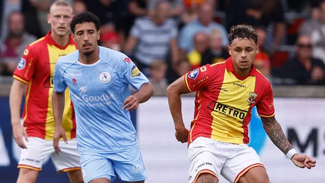 Dean James dalam pertandingan Go Ahead Eagles melawan Sparta Rotterdam di Stadion De Adelaarshorst, Sabtu (23-8-2025). (Dok. www.ga.eagles.nl)