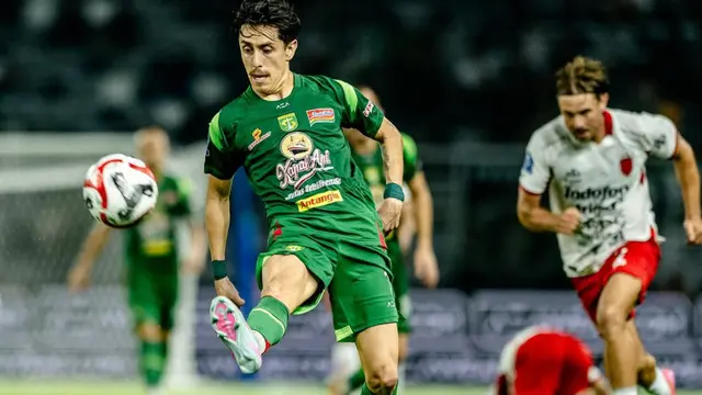Pertandingan Persebaya Surabaya vs Bali United di Stadion Gelora Bung Tomo, Surabaya, Sabtu (23-8-2025). (Dok X @persebayaupdate)